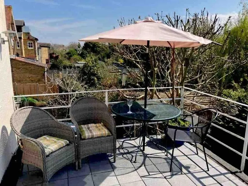 Entire Studio With Private Parking And Balcony Southend-on-Sea Apartment
