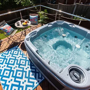 House Hot Tub Getaway Apartment